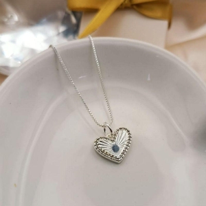 COLAR COM CORAÇÃO CRAVEJADO EM MICRO ZIRCONIA NA BORDA