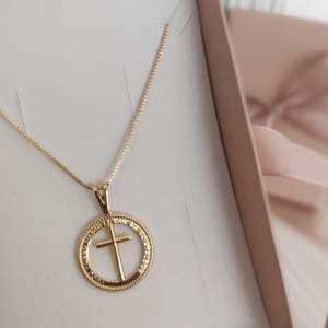 COLAR COM MEDALHA VAZADA CRUZ E FRASE TUDO POSSO...