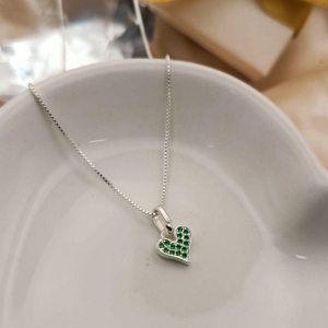 COLAR CORAÇÃO CRAVEJADO EM MICRO ZIRCONIA VERDE