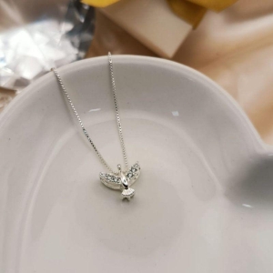 COLAR ESPIRITO SANTO COM PEDRAS DE ZIRCONIA NAS ASAS