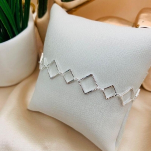 PULSEIRA COM QUADRADOS VAZADOS FOSCOS