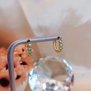 ARGOLA CRAVEJADA COM CINCO BOLINHAS DE ZIRCONIA