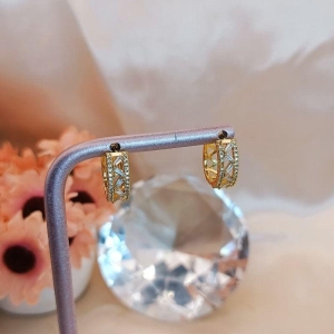 ARGOLA VAZADA COM PEDRA DE ZIRCONIA E MICRO ZIRCONIA