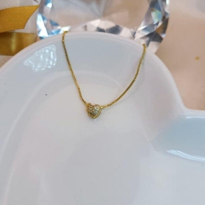 COLAR COM PINGENTE DE MINI CORAÇÃO CRAVEJADO