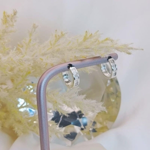 ARGOLA COM FILEIRA DE  PEDRINHAS QUADRADAS