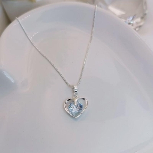 COLAR COM CORAÇÃO VAZADO COM ZIRCONIA NO CENTRO
