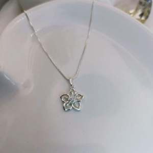 COLAR COM PINGENTE DE FLOR COM MICRO ZIRCONIA CENTRAIS