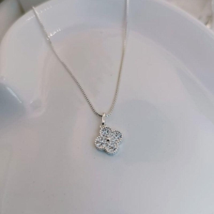 COLAR DE FLOR DE QUATRO FOLHAS COM MICRO ZIRCONIA