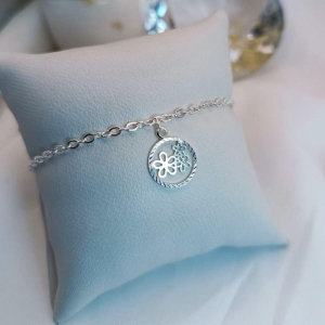 PULSEIRA COM PINGENTE REDONDO VAZADO COM 3 FLORES
