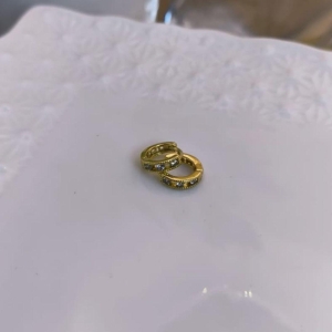ARGOLA COM, 3 PEDRAS DE ZIRCONIA SEPARADAS