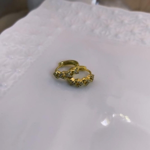 ARGOLA EM FORMA DE V CRAVEJADO EM MICRO ZIRCONIA