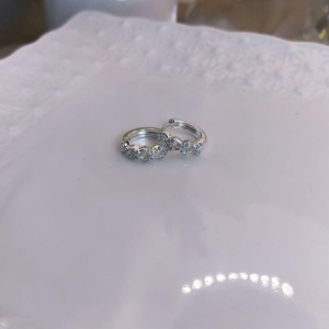 ARGOLA EM FORMA DE V CRAVEJADO EM MICRO ZIRCONIA