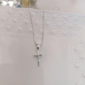 COLAR CRUCIFIXO CRAVEJADO EM ZIRCONIA NO MEIO