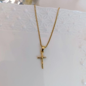 COLAR CRUCIFIXO CRAVEJADO EM ZIRCONIA NO MEIO
