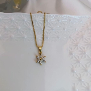 COLAR ESTRELA COM ZIRCONIAS OVAIS