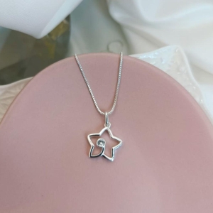 COLAR ESTRELA VAZADA COM PORDO DE LUZ NO MEIO