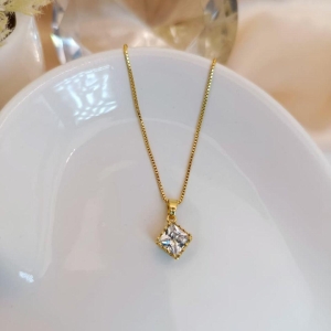 COLAR QUADRADO E PREDRA DE ZIRCONIA NO MEIO