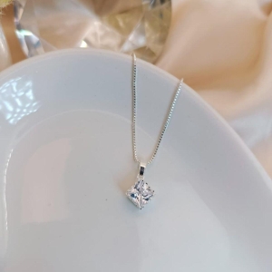 COLAR QUADRADO E PREDRA DE ZIRCONIA NO MEIO