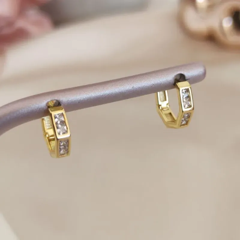 ARGOLA COM PEDRAS DE ZIRCONIA RETANGULAR