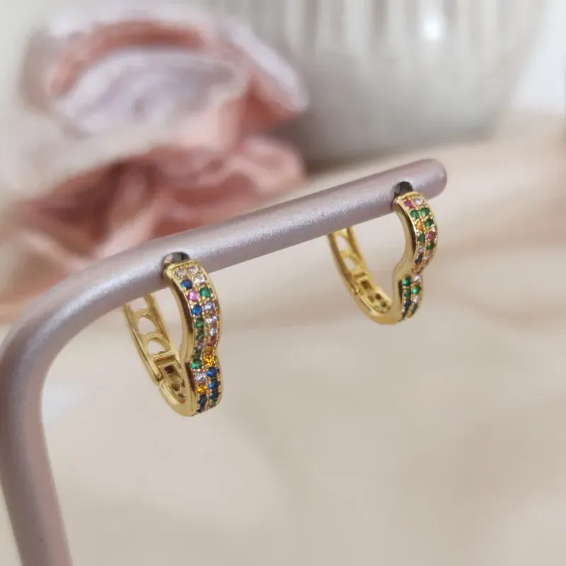 ARGOLA DE CORAÇÃO CRAVEJADA EM MICRO ZIRCONIA COLORIDAS 18MM