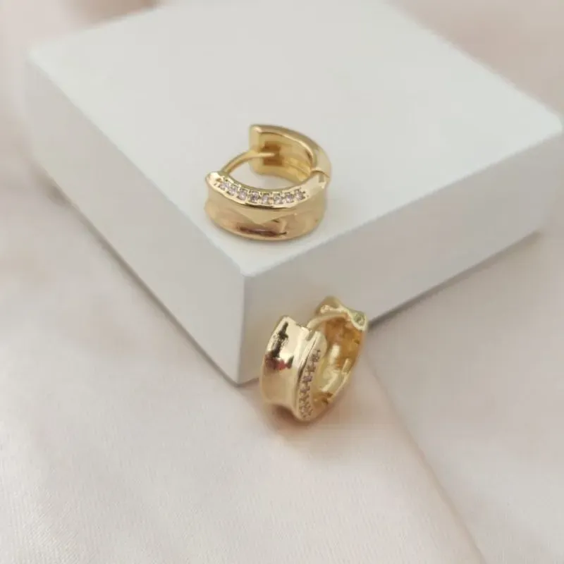 BRINCO ARGOLA COM 2 FILAS DE ZIRCONIA NAS LATERAIS