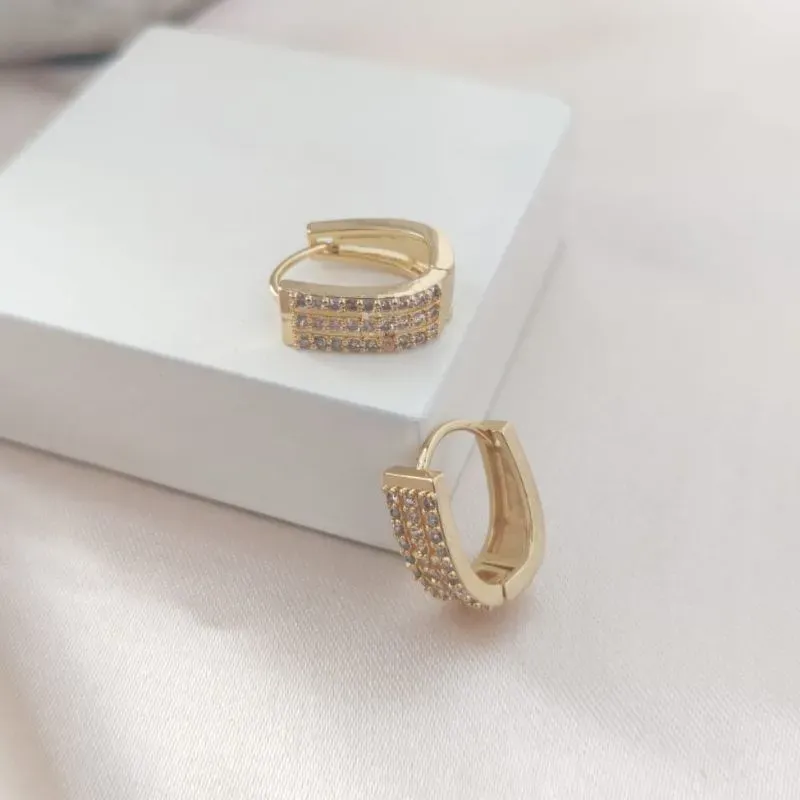 BRINCO ARGOLA COM 3 FILAS DE ZIRCONIA SEPARADAS