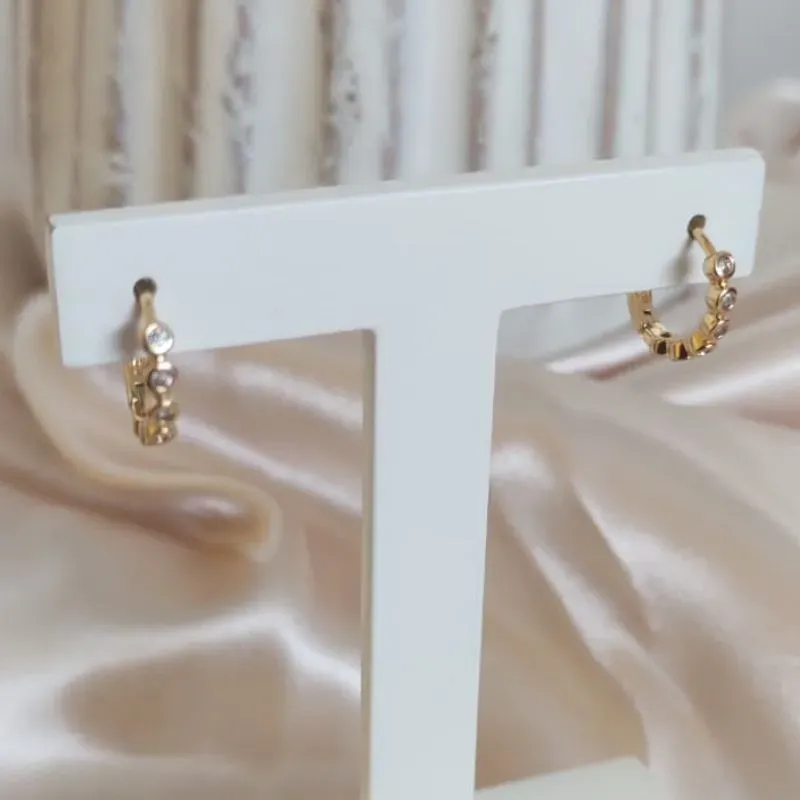 BRINCO ARGOLA COM DETALHES REDONDO NA ZIRCONIA M