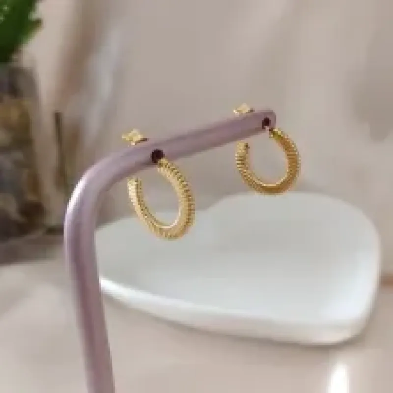 BRINCO ARGOLA CRATADA LISA LISTRAS LATERAIS 17MM