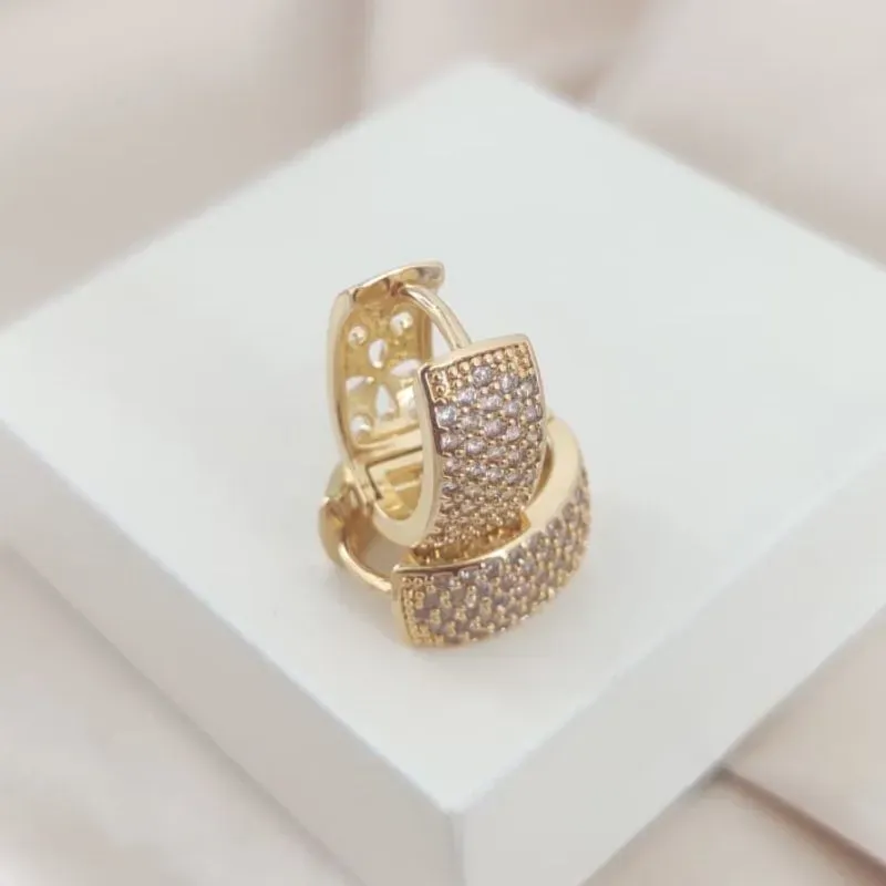 BRINCO ARGOLA CRAVEJADA COM 5 FOLAS DE ZIRCONIA