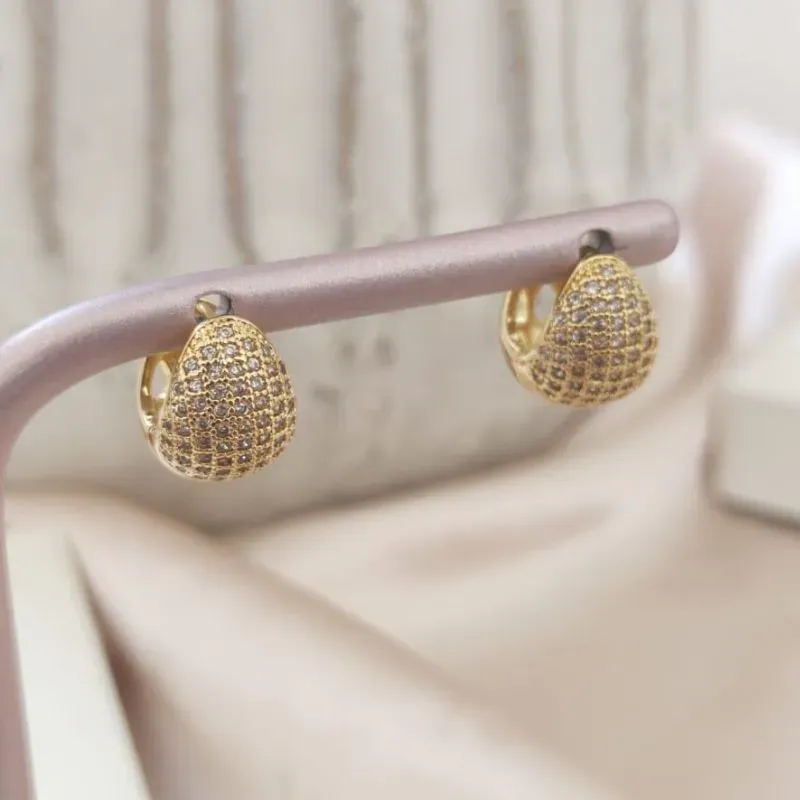 BRINCO ARGOLA EM FORMA DE GOTA COM 9 FILAS DE ZIRCONIA