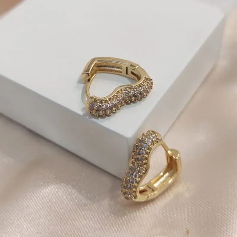 BRINCO ARGOLA FORMA DE CORAÇÃO COM 3 FILA DE ZIRCONIA G