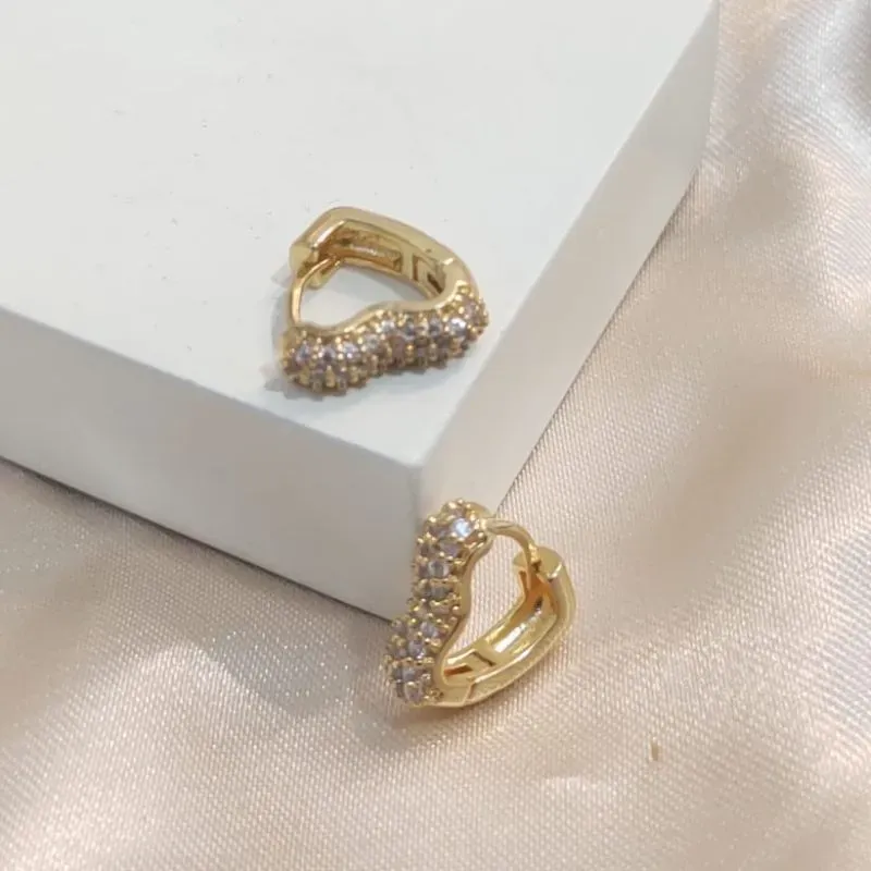 BRINCO ARGOLA FORMA DE CORAÇÃO COM 3 FILA DE ZIRCONIA M