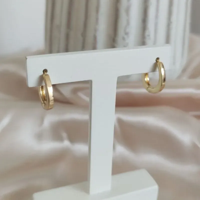 BRINCO ARGOLA LISA FORMA DE GOTA M