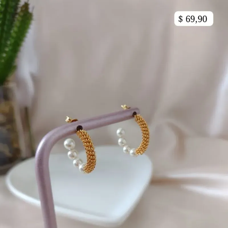 BRINCO ARGOLA METADE FOSCA E PEROLAS