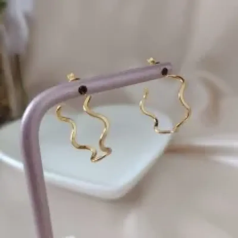 BRINCO ARGOLA ONDULADA LISA 23MM