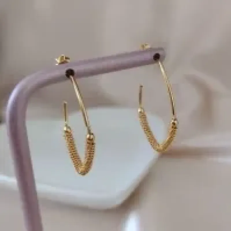 BRINCO ARGOLA OVAL METADE LISA E FOSCA