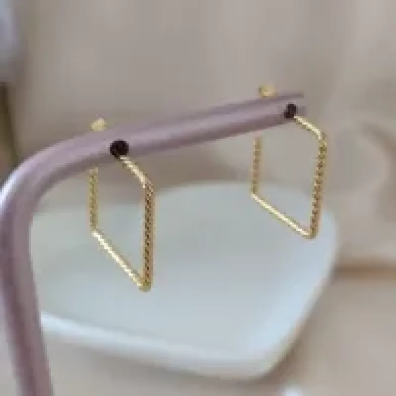 BRINCO ARGOLA QUADRADA TRANÇADA