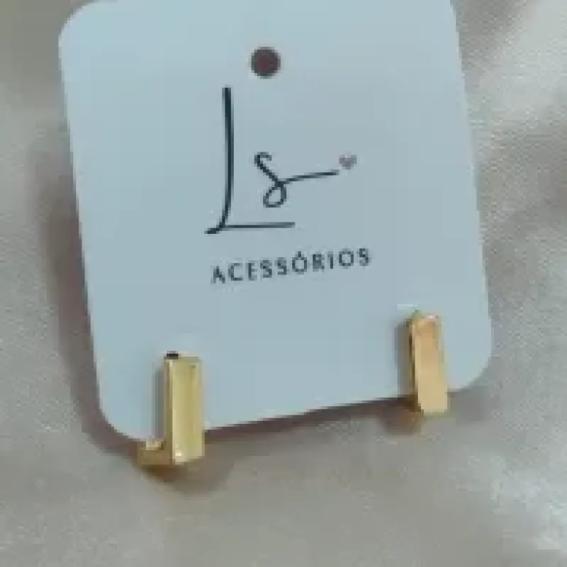 BRINCO ARGOLA RETANGULAR CHATADO NA FRENTE LISO