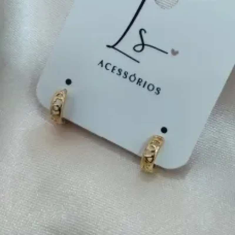 BRINCO ARGOLA VAZADA EM DETALHES AVAL