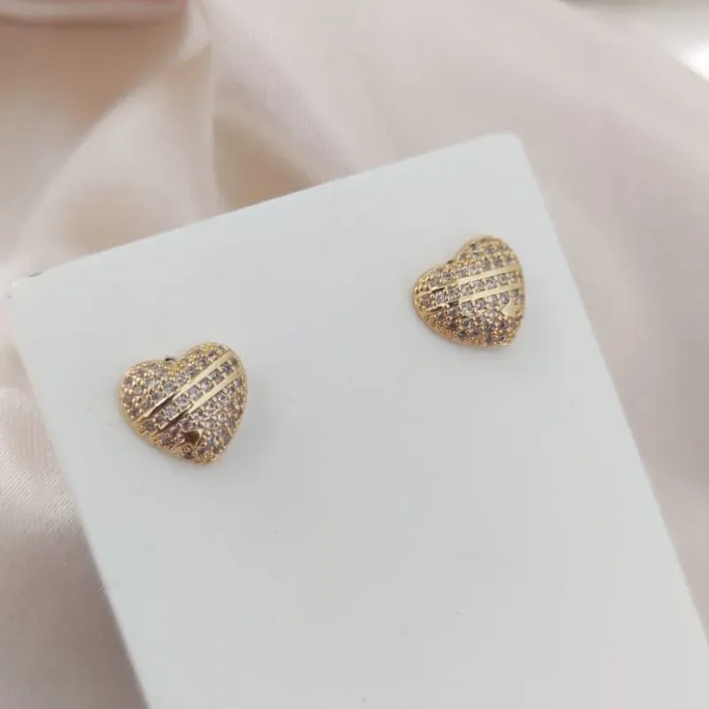 BRINCO CORAÇÃO CORAÇÃO CRAVEJADO COM 2 LISTRAS LISAS