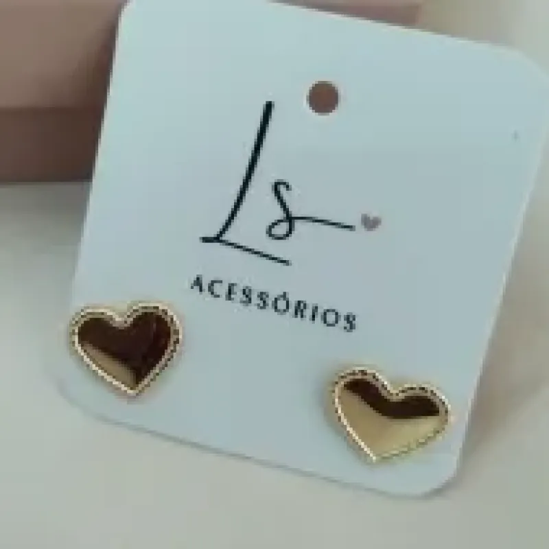 BRINCO CORAÇÃO LISO 8MM COM DETALHES AO REDOR