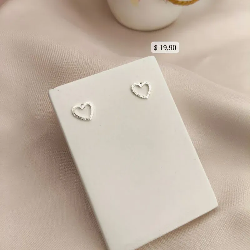 BRINCO CORAÇÃO TORTO BORDA FOSCA VAZADO B. A PRATA 925