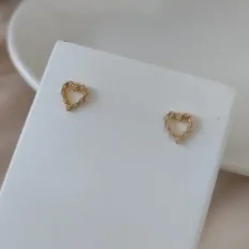 BRINCO CORAÇÃO VAZADO CRAVEJADO ZIRCONIA