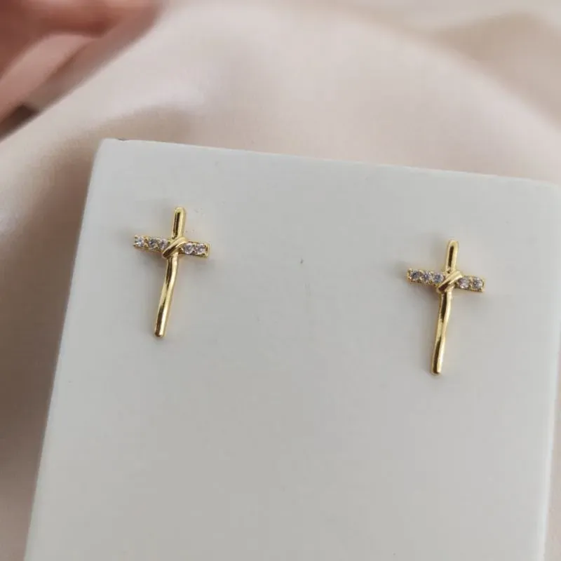 BRINCO CRUZ CRAVEJADO EM MICRO ZIRCONIA