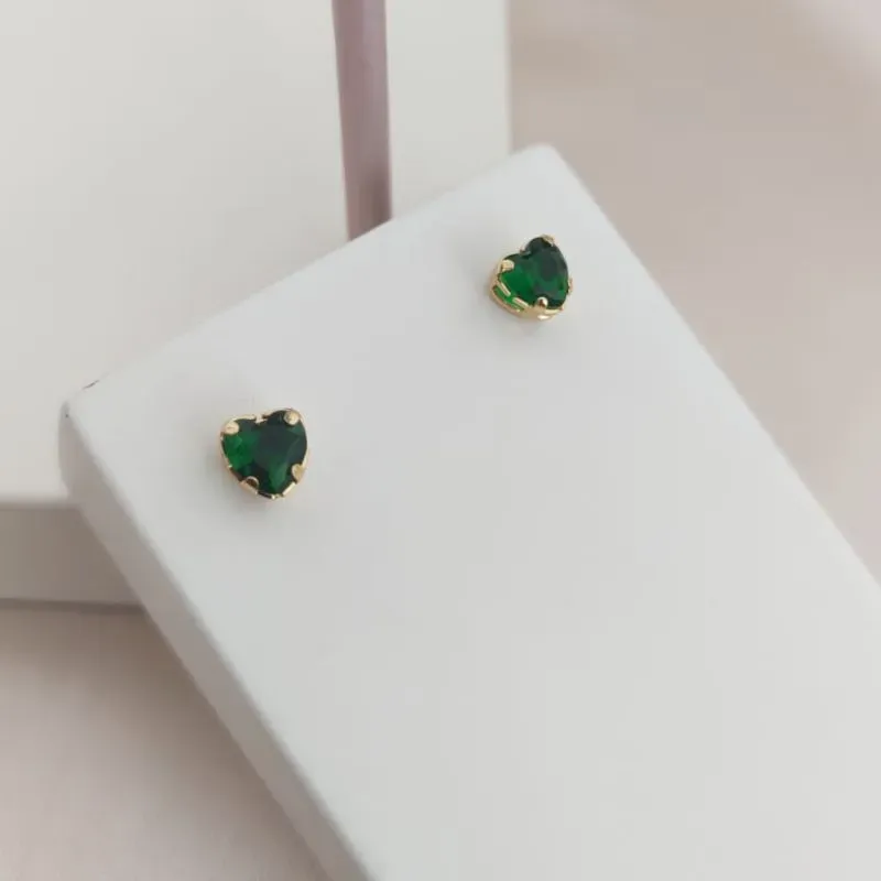 BRINCO DE CORAÇÃO PEDRA DE ZICONIA VERDE ESCURO