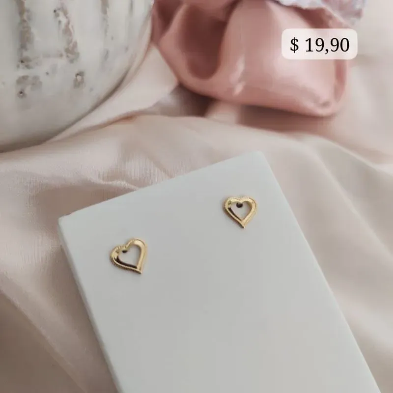 BRINCO DE CORAÇÃO VAZADO DETALHE LISO E CRAQUELADO