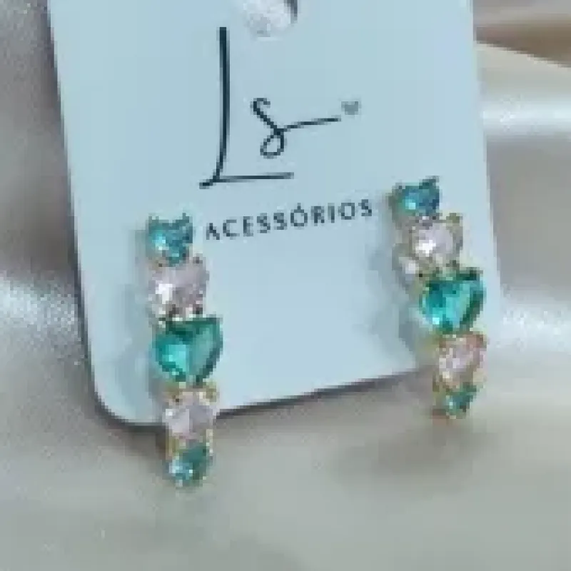 BRINCO EARCUFF 5 CORAÇÕES VERDE E ROSA ZIRCONIA