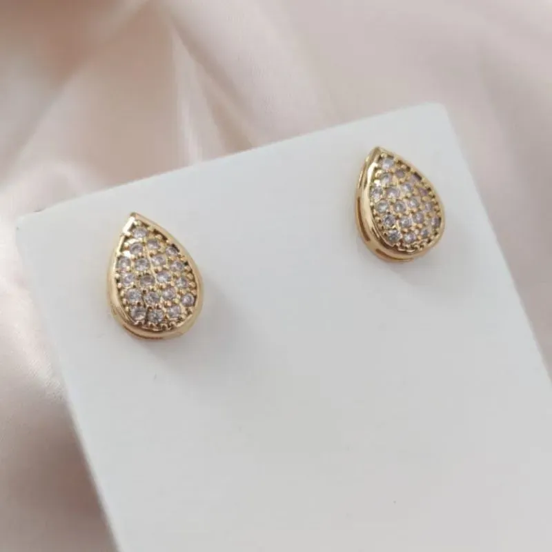 BRINCO EM FORMA DE GOTA CRAVEJADO EM MICRO ZIRCONIA 14MM