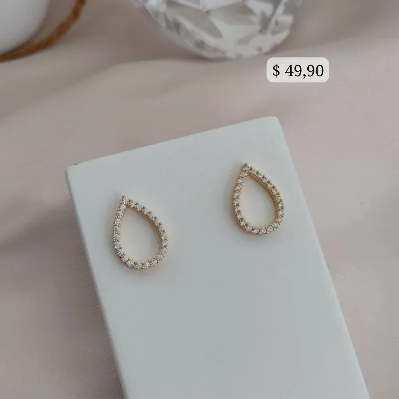 BRINCO EM FORMA DE GOTA CRAVEJADO EM MICRO ZIRCONIA AO REDOR