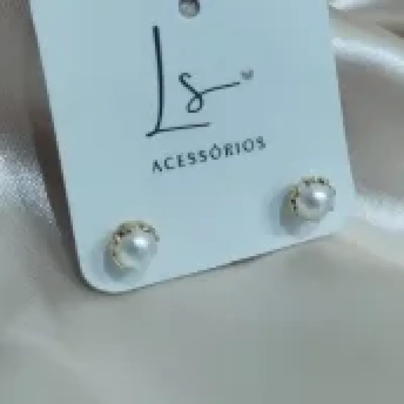 BRINCO ESFERA PEROLA 5MM COM DETALHES DOURADO AO REDOR